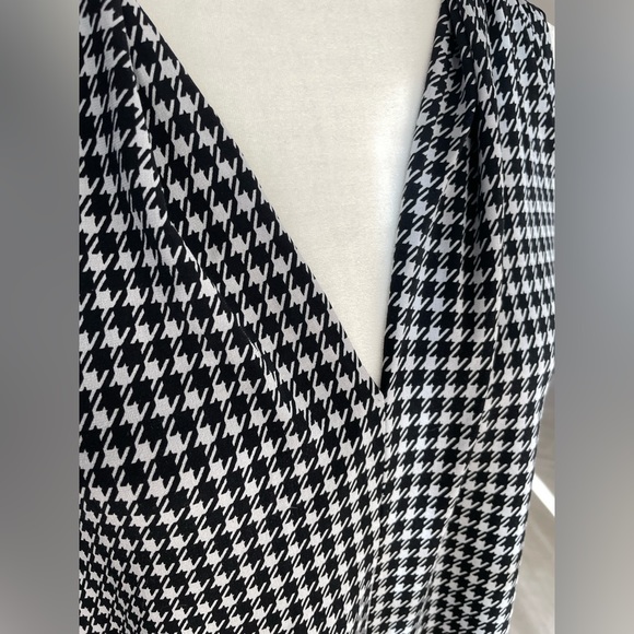 Vince Camuto Houndstooth Print Sleeveless Top - Picture 3 of 8